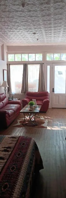 Katie's Cozy Suites，位于汤姆斯通的酒店