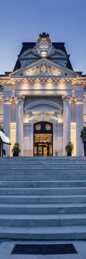 Best Western Premier Hotel de la Cite Royale，位于洛什的酒店