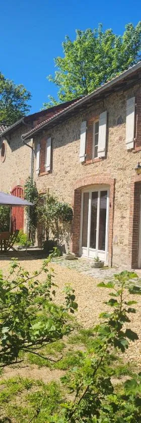 La Longère du cheval noir chambre d'hôtes référence et table d'hôtes, en pleine nature, proche d'une cité médièvale, parking couvert securisé，位于圣莱奥纳尔德诺布拉的酒店