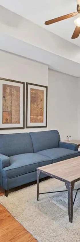 St Louis Tower Grove Two-Story Townhome Perfect for Groups Side A，位于塔格罗夫的酒店