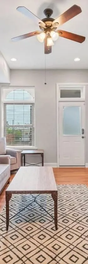 St Louis Tower Grove Two-Story Townhome Perfect for Groups Side B，位于塔格罗夫的酒店