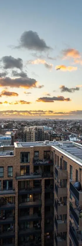 Sunset Retreat: Steps from Heathrow/Twickenham，位于豪士罗的酒店