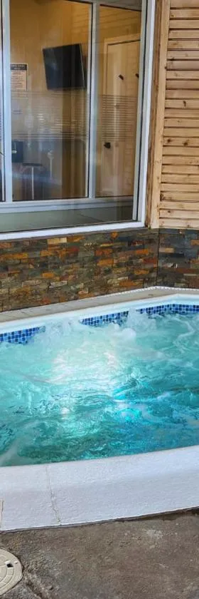 Cozy Villa 3 mins to Mohegan- Fully Stocked with King Bed & Fireplace- Jacuzzi, Saltwater Pools, Sauna，位于诺维奇的酒店