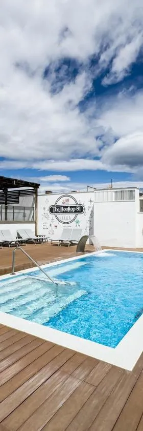 Hotel Marina，位于罗萨斯的酒店