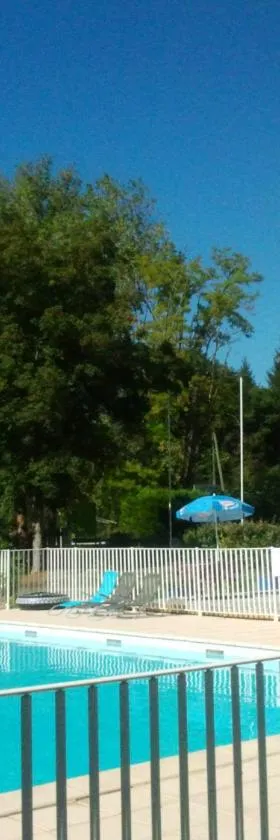 Camping Les Rives du Céou，位于Saint-Chamarand的酒店