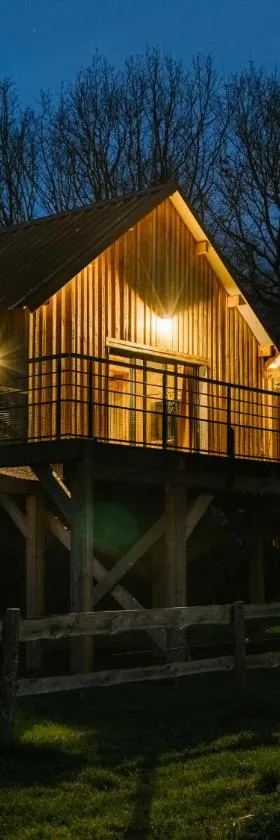 Les Cabanes Du Lizon，位于Bernadets-Dessus的酒店