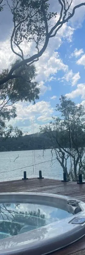 Glasshouse on the Lake，位于艾尔登的酒店
