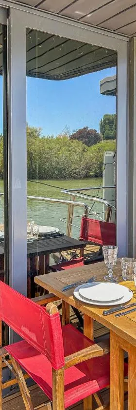 Bord du Canal du Rhône à Sète sur "César"，位于沃韦尔的酒店