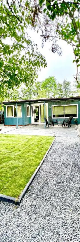 Cozy family house with spacious garden in the nature near Amsterdam，位于Vijfhuizen的酒店