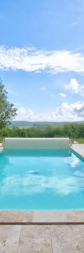 Gite Deodatus avec piscine，位于Cladech的酒店