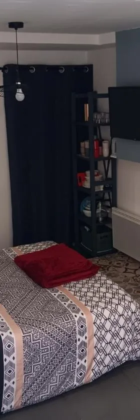 Studio avec salle d'eau, wc et coin cuisine，位于西格的酒店