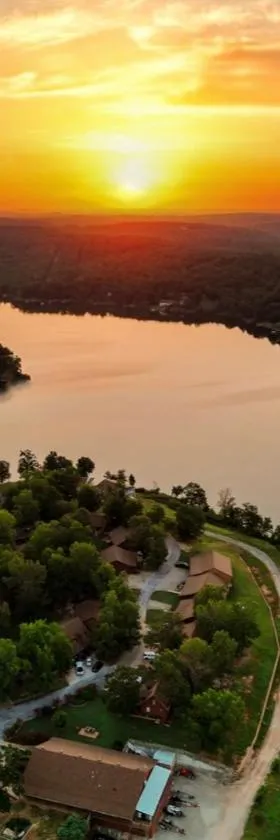 Crown Lake Resort & Spa，位于Horseshoe Bend的酒店