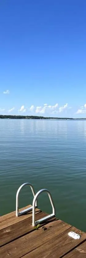 Lakefront Home at Moss Lake，位于萨克维尔的酒店