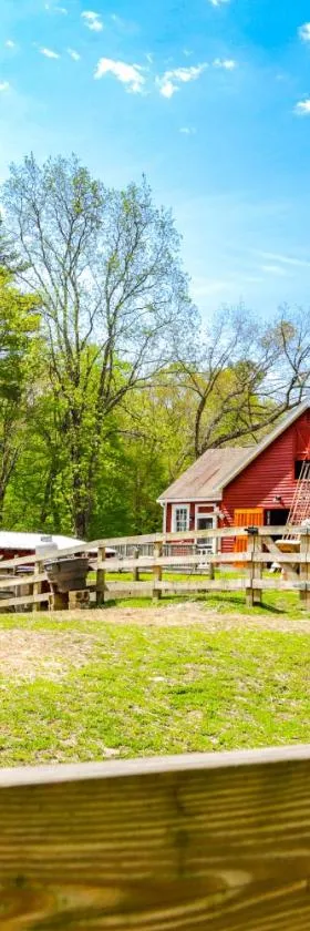Killingly Barnyard Studio in Wine Country!，位于Pineville的酒店
