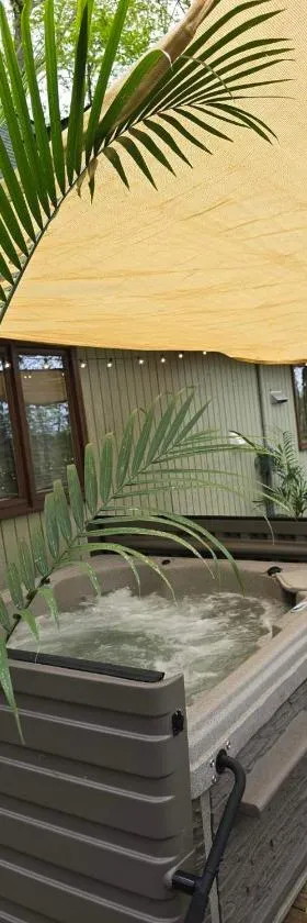 Pocono Mountain View Lake House in Lake Harmony，位于莱克哈莫尼的酒店