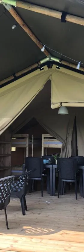 Kemp Sluknov- Glamping，位于德辛的酒店