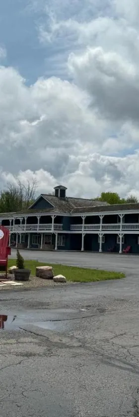 Webb's Hotel，位于Mayville的酒店