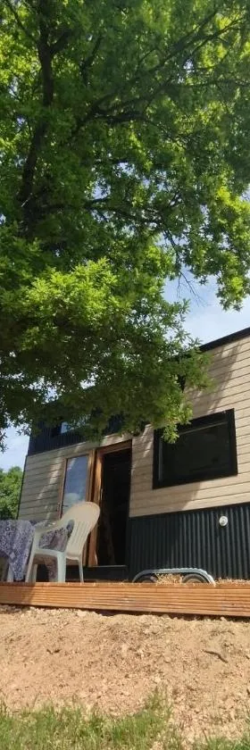 Tiny House de la Côte Roannaise，位于Ambierle的酒店