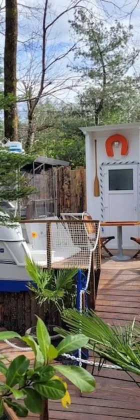 Bateau sur terre près du bassin，位于卡普维尔的酒店
