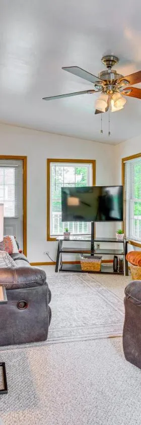 The Shady Cottage Millersburg Getaway with Deck，位于米勒斯堡的酒店