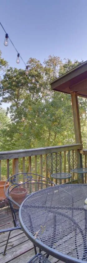 Secluded Vian Retreat Close to Tenkiller Lake，位于Vian的酒店