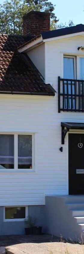 Schönes schwedisches Cottage in Seenähe mitten im Glasreich，位于Målerås的酒店