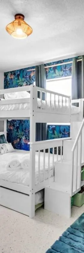 Madeira Beach Family & Pet Friendly Luxury Getaway，位于Seminole的酒店