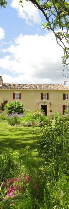 B&B La Ferme Aux Fleurs，位于Montpeyroux的酒店