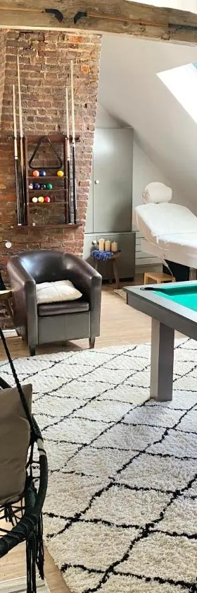 Loft Romantique - Balnéo - Billard - Massage，位于Verton的酒店