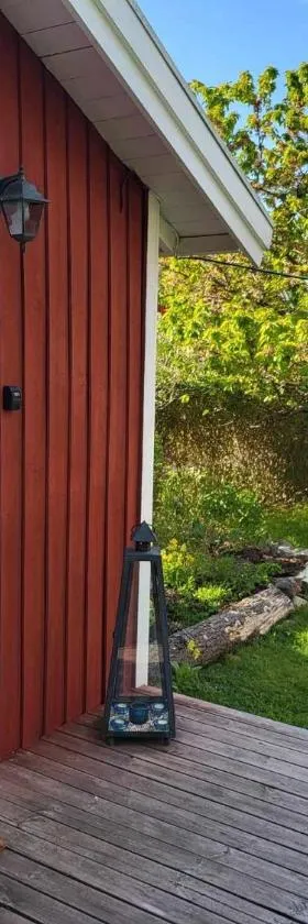 Minihus med stor trädgårdstomt nära golf och hav，位于特鲁萨的酒店