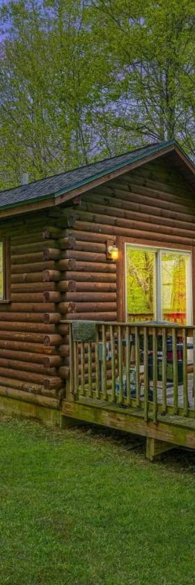 Blue Rose Cabins - Lovebirds Cabin，位于洛根的酒店