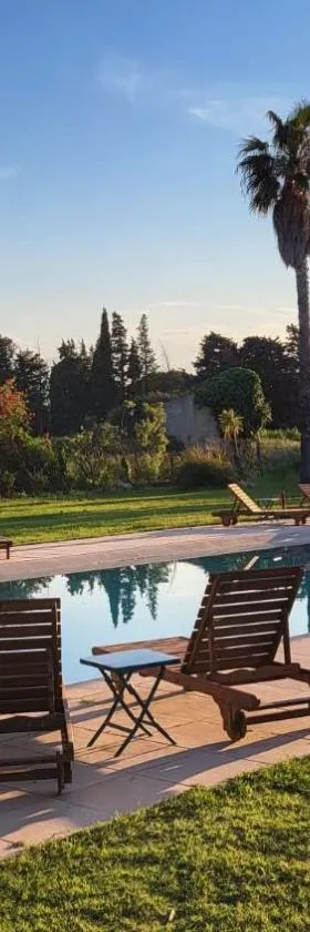"MAS TRAMONTANE "chambres d'hôtes et studio avec piscine dans parc arboré，位于泰河畔伊尔的酒店