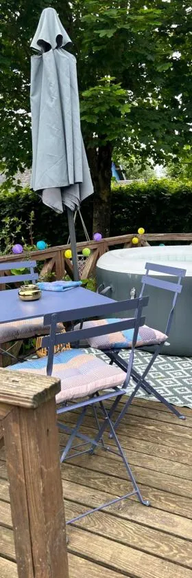 Gîte chalet bleu soleil，位于Saint-Benoît-dʼHérbertot的酒店