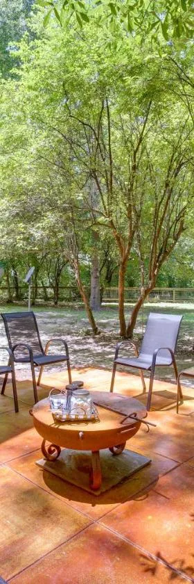 Riverfront Cabin with Outdoor Oasis in Seminary!，位于Collins的酒店