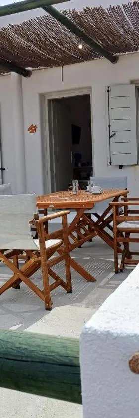 'Irene' Cycladic house with sunrise and sea view!，位于Foinikiá的酒店