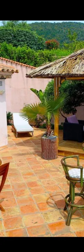 Dans Bâtisse traditionnelle appartement de la plage et terrasse Bali，位于勒·雷约尔·卡纳德尔·苏尔的酒店