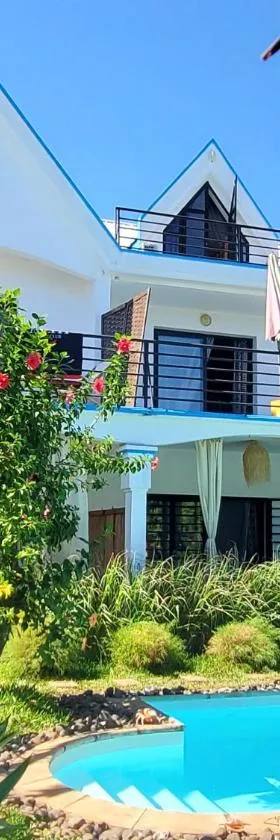 Villa Malandy Appart Hôtel Duplex 1，位于阿姆巴托洛阿卡的酒店