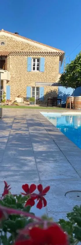 Studio avec terrasse privative et piscine，位于Grillon的酒店