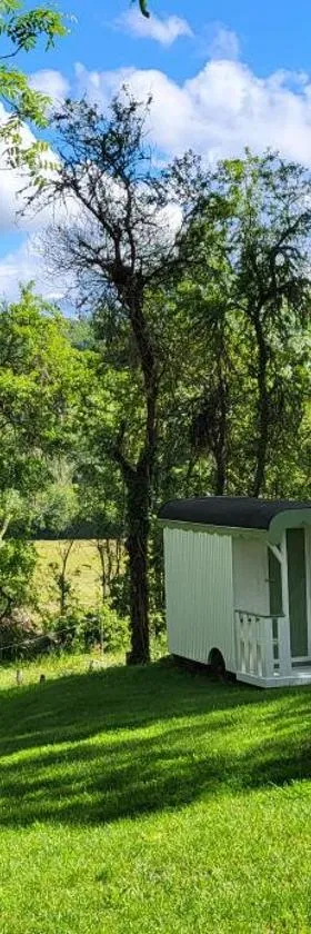 Petit a Petit - gypsy wagons and Bell tents in the Bourgogne，位于Saisy的酒店
