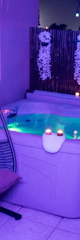 Private Jacuzzi Oasis with Mountain Views and FREE Parking，位于庞塞的酒店