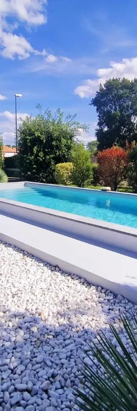 Gîte avec piscine et espace bien-être partagés entre Bordeaux et Lacanau océan，位于Brach的酒店