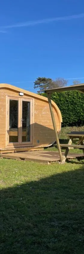 NUIT INSOLITE - Côte de granit rose - Camping Armor Loisirs，位于特雷伯尔当的酒店