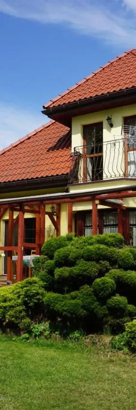 Comfortable house with garden，位于Mańki的酒店