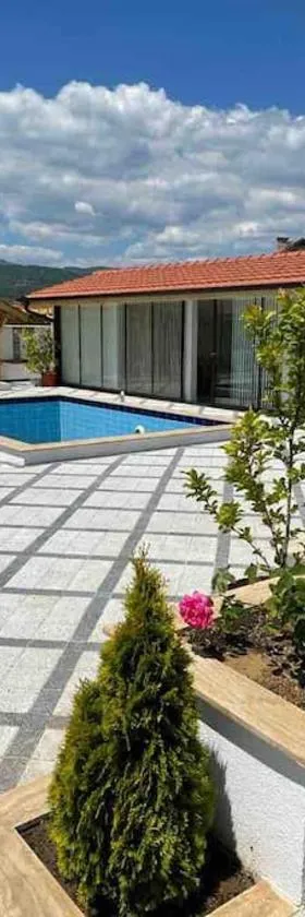 Boris House 5 bed Villa & Private Pool，位于Strumyani的酒店