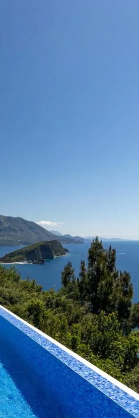 Top-hill stunning view 2 bdr apt with swimming pool，位于Komoševina的酒店