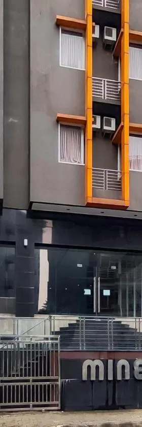 RedDoorz Plus Near ICE BSD Minerva，位于Cilandak的酒店