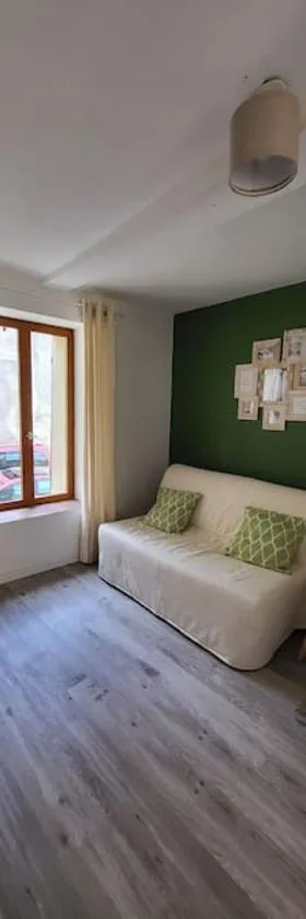 Paisible maison de village avec terrasse，位于弗勒里的酒店