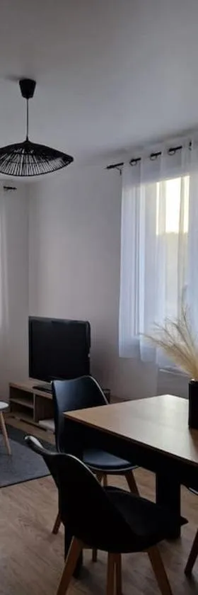 "Naïa" - Appartement paisible à 15 min de Paris，位于圣吉欧梅斯的酒店