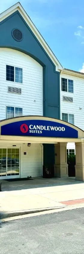 萨凡纳机场烛木套房酒店，位于萨凡纳的酒店