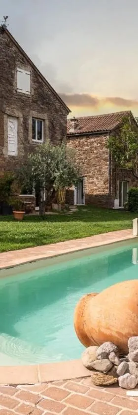 Le Pailler Chambres D'hôtes Restaurant Gîte piscine & spa，位于Verrières的酒店